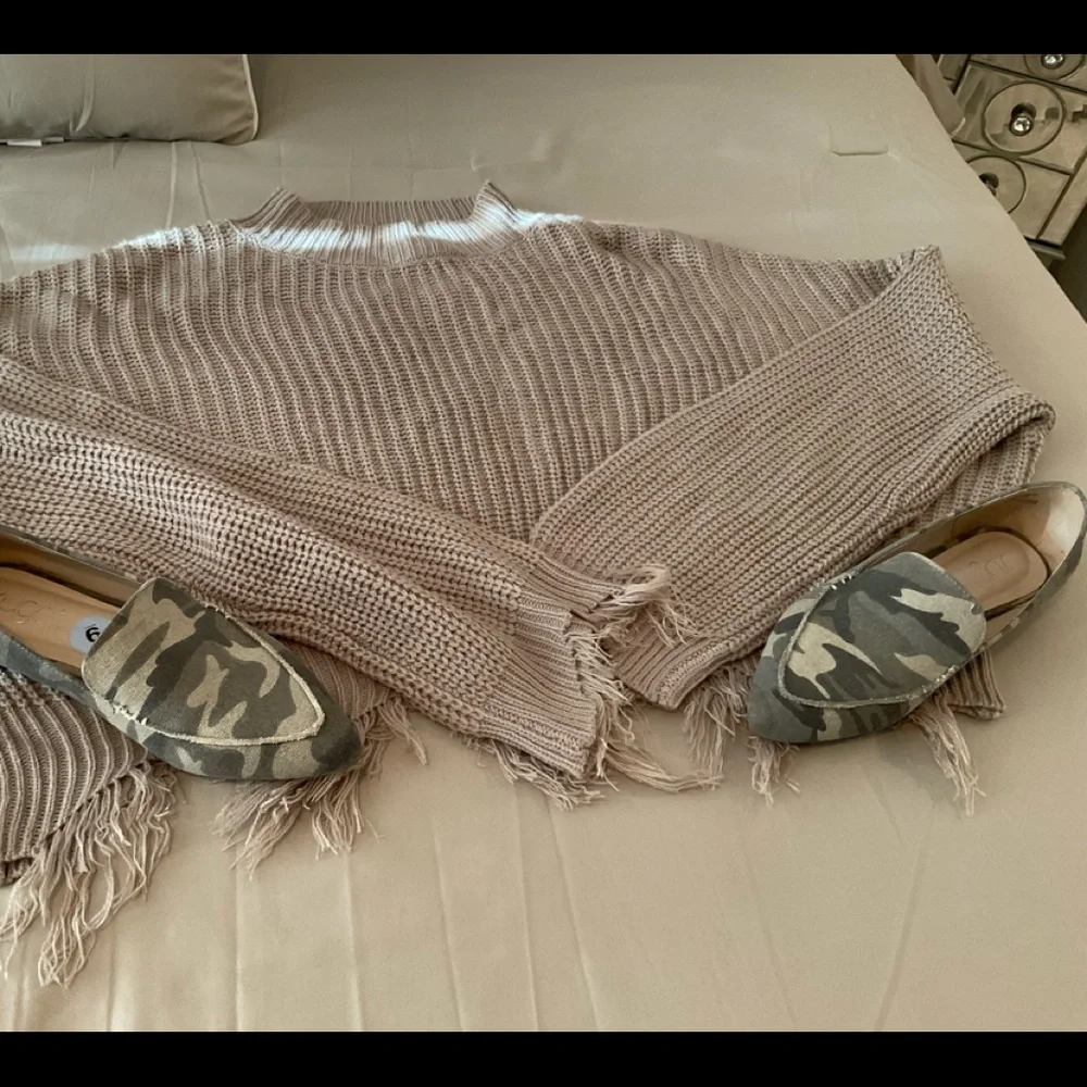 RUE 21 PLUS -Beige Destructed Hem Crop Sweater - Picture 7 of 9